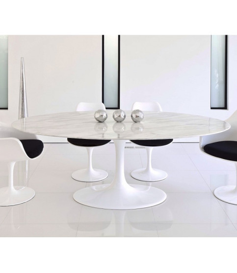 Mesa TUL, ovalada, base de fibra de vidrio y tapa de mármol blanco carrara de 180x108 cm.